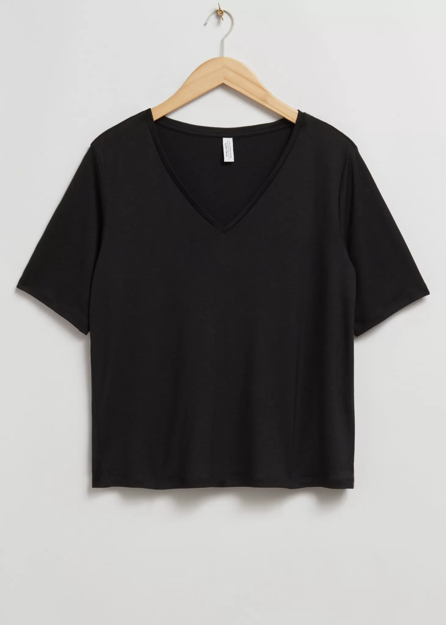 Outlet & Other Stories Crossover T-Shirt Med V-Hals Sort