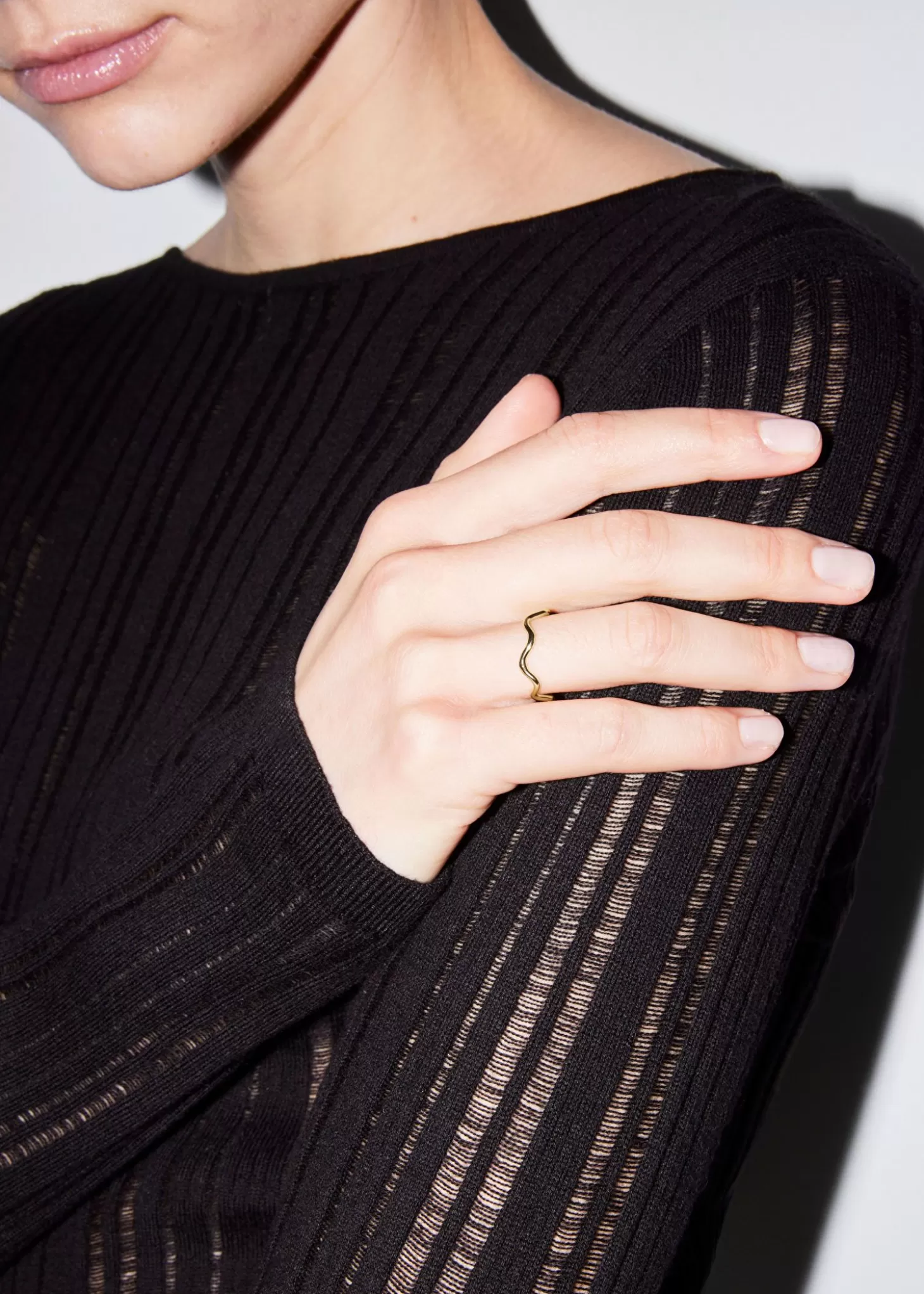 Discount & Other Stories Delikat Wave Ring Guld