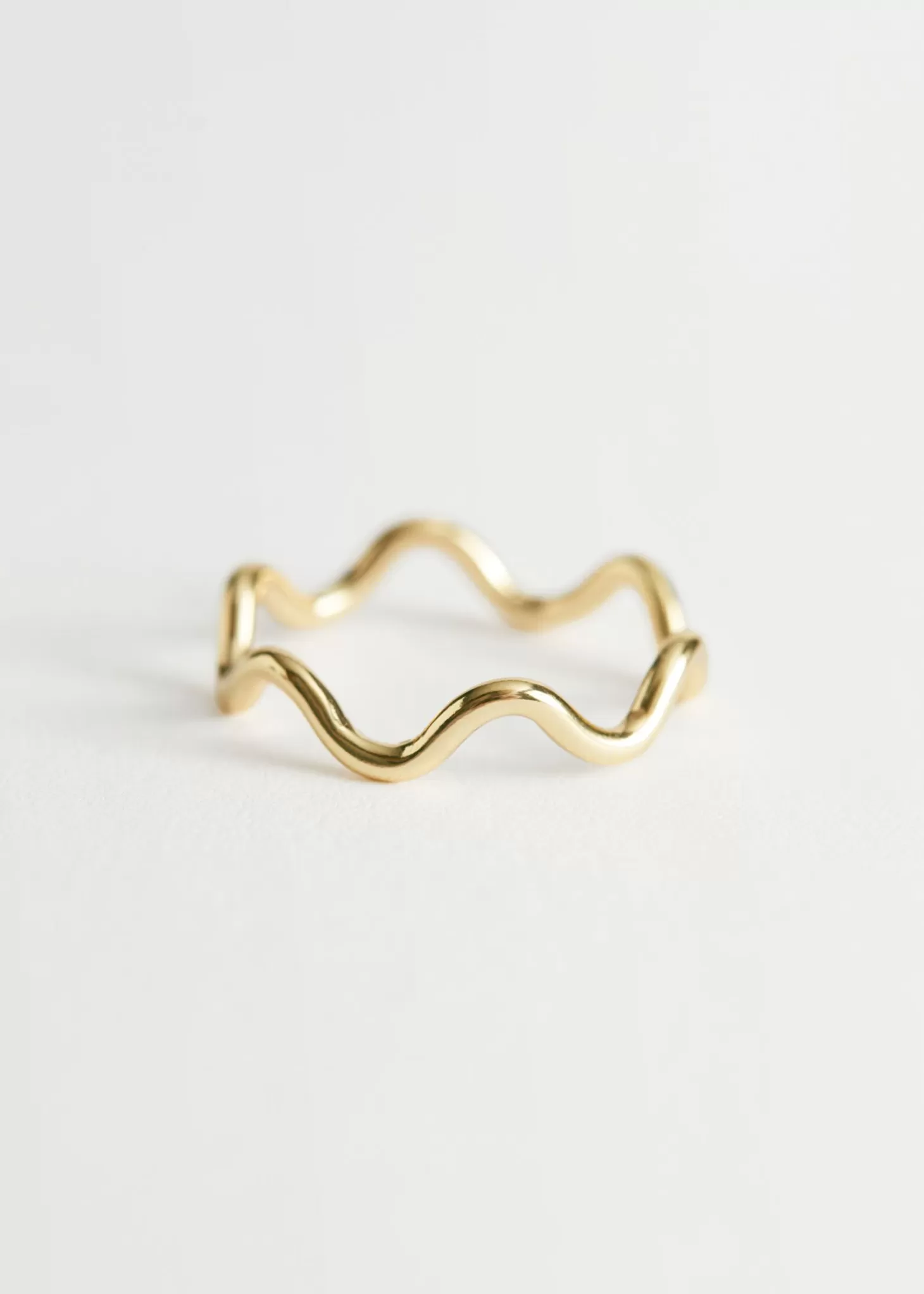 Discount & Other Stories Delikat Wave Ring Guld