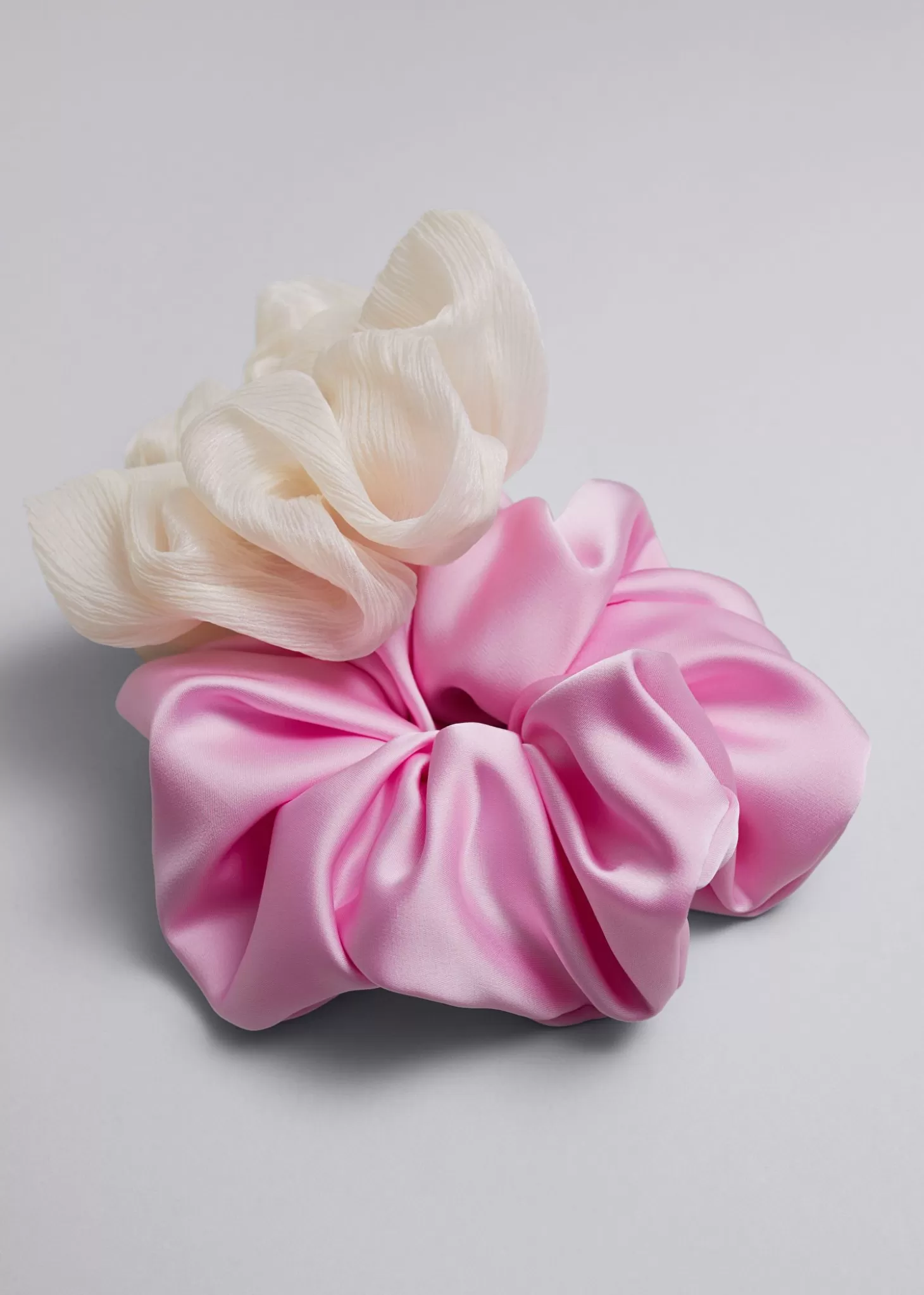 Discount & Other Stories Duo Extra-Large Satin Finish Scrunchie Sæt Pink/Elfenben