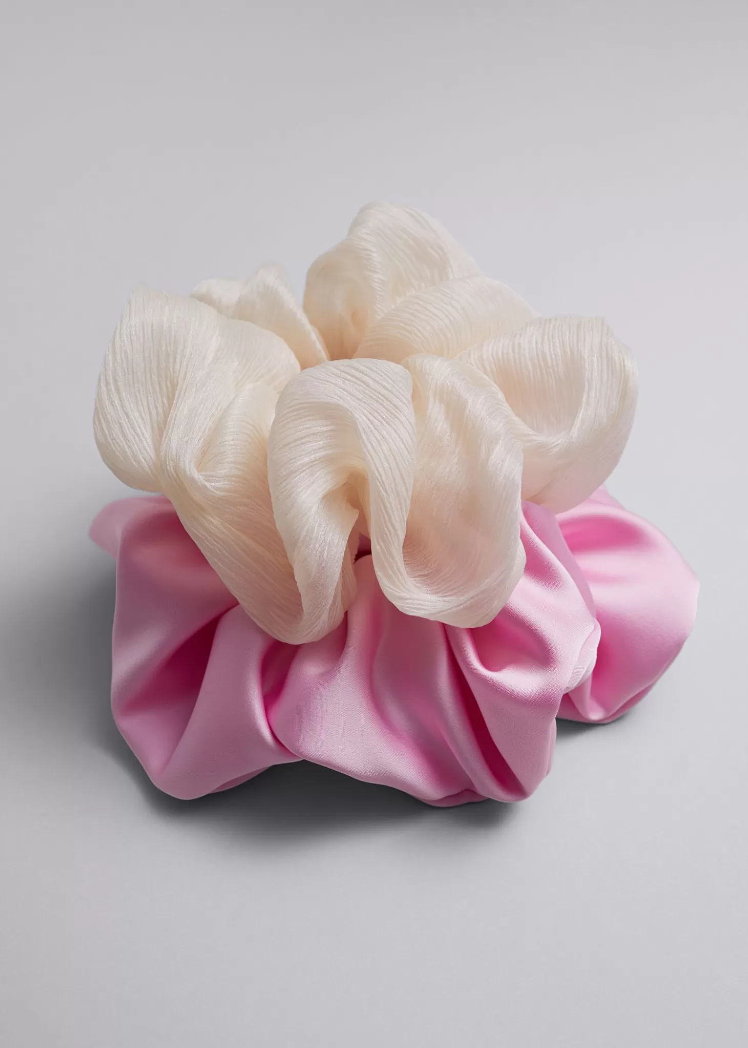 Discount & Other Stories Duo Extra-Large Satin Finish Scrunchie Sæt Pink/Elfenben