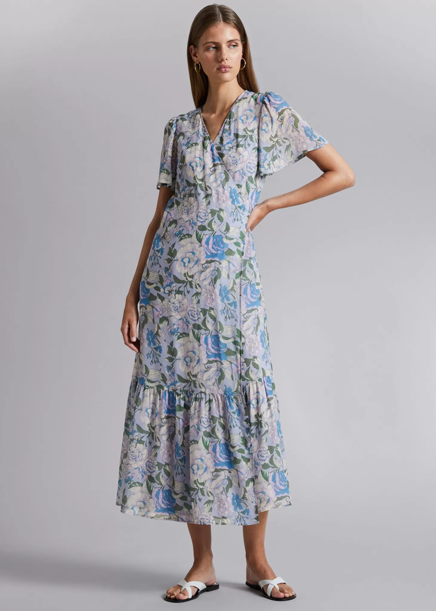 Online & Other Stories Flutter Sleeve Wrap Midi-Kjole Lysebla Blomsterprint