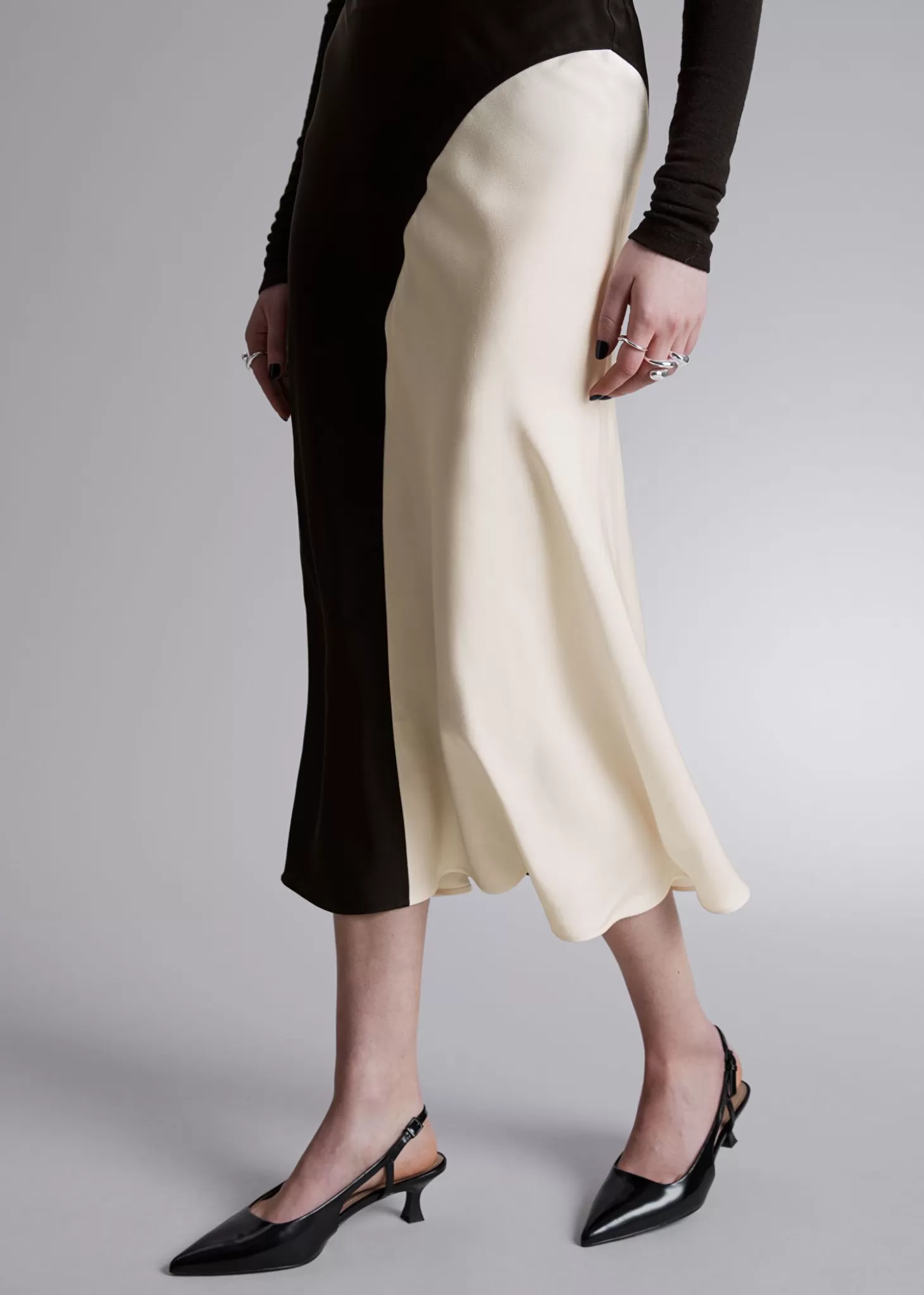 New & Other Stories Satin Midi Nederdel Sort Hvid