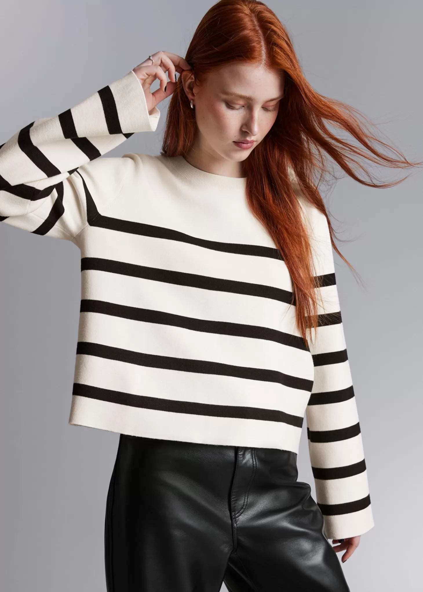 Cheap & Other Stories Strikket Sweater Med Brede Aermer Hvid/Sort Stribet