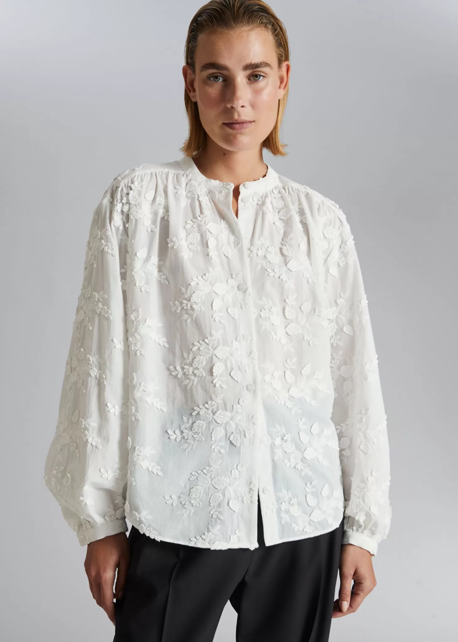 Outlet & Other Stories Voluminos Bluse Med Stand-Up Krave Broderi Med Hvide Blomster